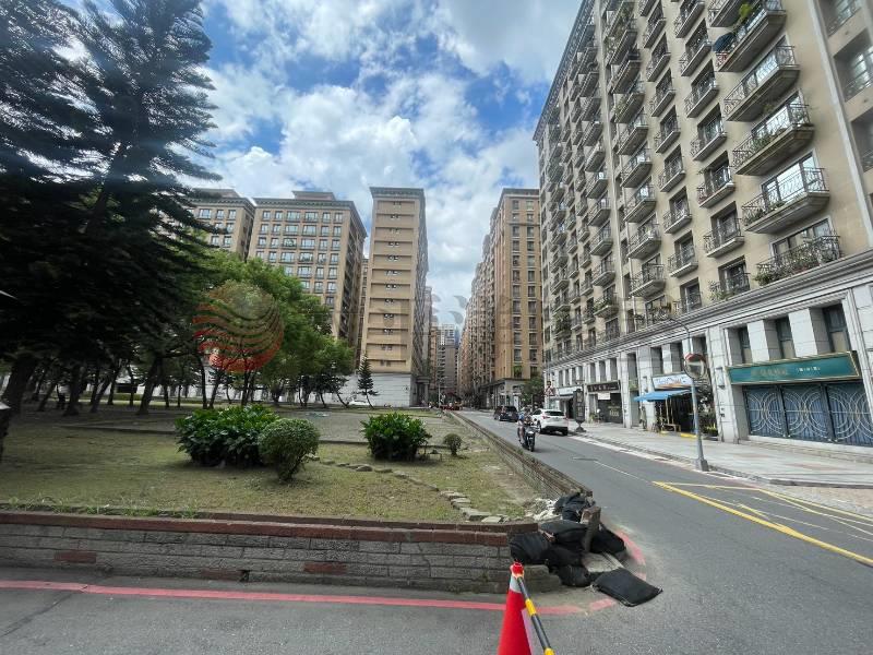 C170歐洲村邊間挑高金店面,新北市新莊區立信三街