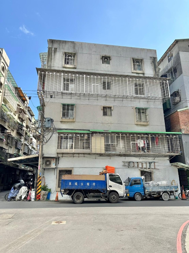 E241成泰路低總價邊間正三房,新北市五股區成泰路三段