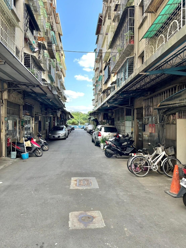 E241成泰路低總價邊間正三房,新北市五股區成泰路三段