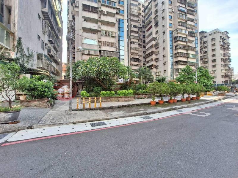 C018-中華大樓綠堤公園金店面,新北市新莊區中華路二段