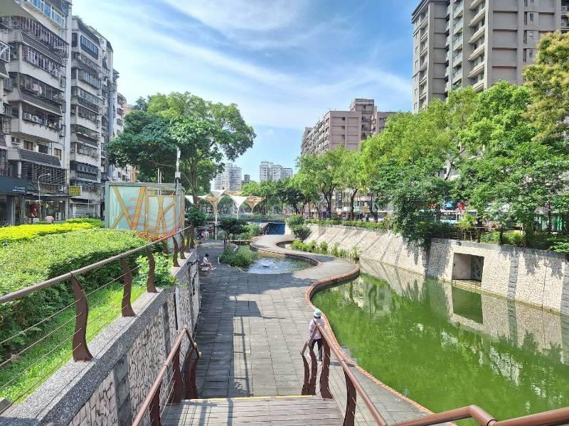 C018-中華大樓綠堤公園金店面,新北市新莊區中華路二段