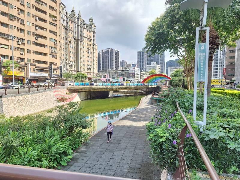 C018-中華大樓綠堤公園金店面,新北市新莊區中華路二段