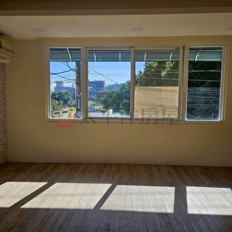 E069-門口方便停車 面公園免整理透天厝,新北市泰山區