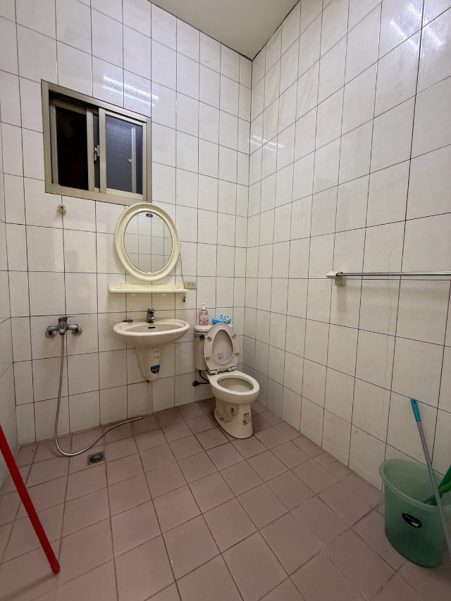 A108豐年街一樓文青角窗面寬店面,新北市新莊區豐年街